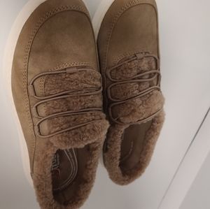 Women's 7.5 bear trap shoes